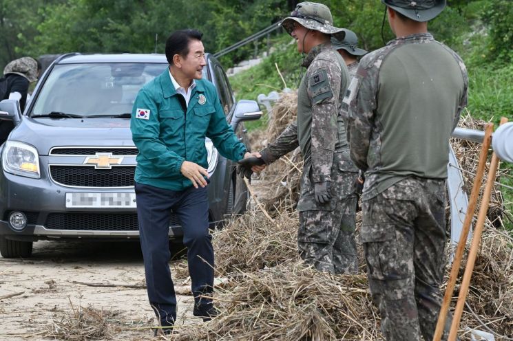 김동근 시장이 18일 육군 제8기동사단의 수해복구 현장을 방문해 장병들을 격려하고 있다. 의정부시 제공