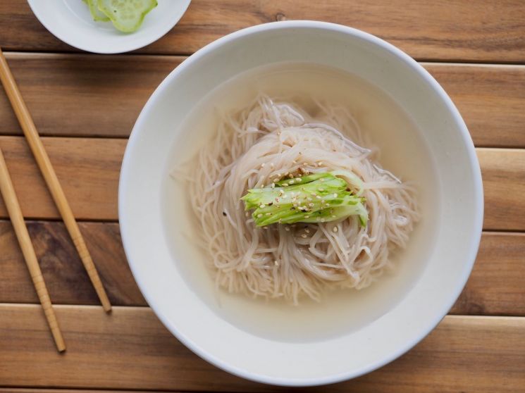 치솟는 물가에 냉면 가격도 최저시급을 넘어섰다. 사진은 여름철 별미인 냉면. 게티이미지