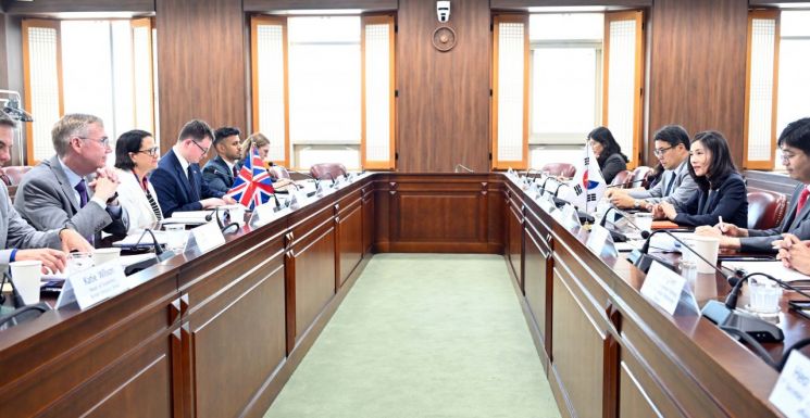 김진아 외교부 2차관이 18일 정부서울청사에서 캐서린 웨스트 영국 외무부 인도·태평양 담당 정무차관을 만나 '제2차 한영 고위급 경제협의회'를 갖고 있다. 외교부