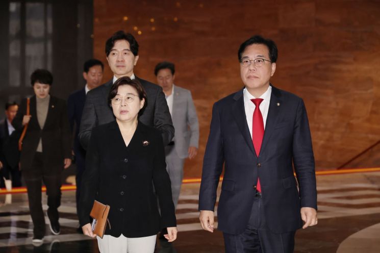 국민의힘 송언석 비상대책위원장 겸 원내대표가 18일 서울 여의도 국회에서 열린 의원총회에 참석하며 김정재 정책위의장과 대화하고 있다. 연합뉴스