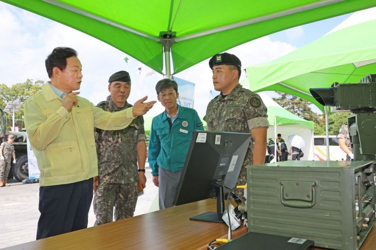 박완수 경남도지사(왼쪽)가 2025년 을지연습 첫날 도청 광장에 마련된 '안보 의식 고취의 장'을 둘러보며 장병과 이야기를 나누고 있다. 경남도 제공