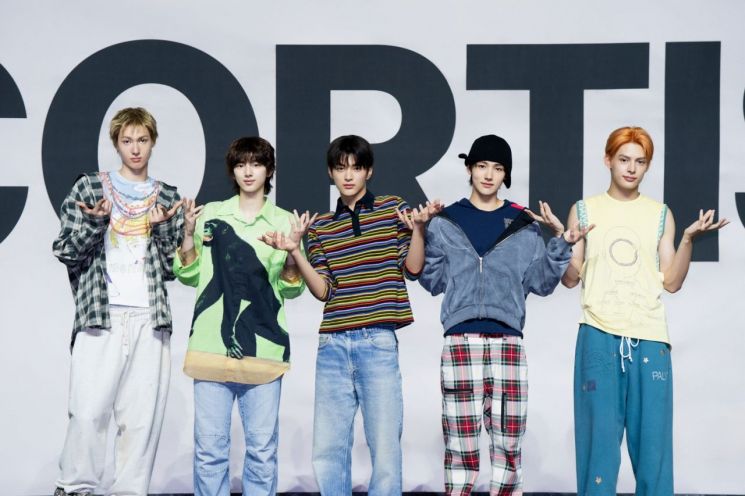 그룹 코르티스의 단체 포토타임 모습. 사진제공=빅히트뮤직