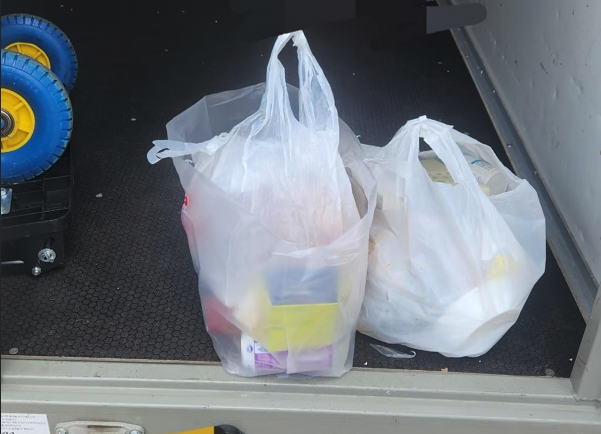 택배차 안에 정체모를 비닐봉투…열어보니 '쓰레기 한 가득'