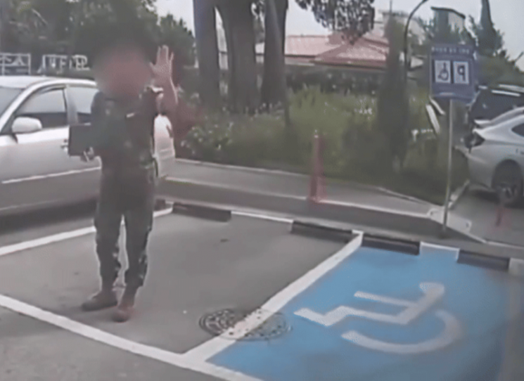 "군인이 러버콘인가"…땡볕에 주차자리 맡는 군인 영상에 '시끌'