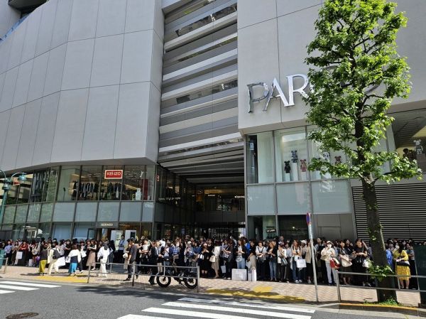 지난해 5월 현대백화점이 일본 도쿄 파르코백화점 시부야점에서 더현대 글로벌을 통해 운영한 노이스 팝업스토어 오픈 기념 행사에 입장하기 위해 기다리는 고객들이 백화점 밖까지 긴 행렬을 이루고 있다.현대백화점 제공.