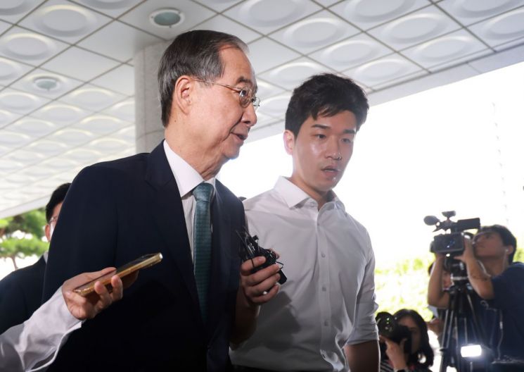 12·3 비상계엄 사태에 가담·방조한 혐의를 받는 한덕수 전 국무총리가 19일 서울 서초구 서울고검에 마련된 조은석 내란특별검사팀에 출석하고 있다. 연합뉴스
