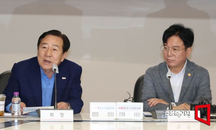 [Photo] Minister Kim Younghoon Listens to Chairman Kim Kimoon's Remarks