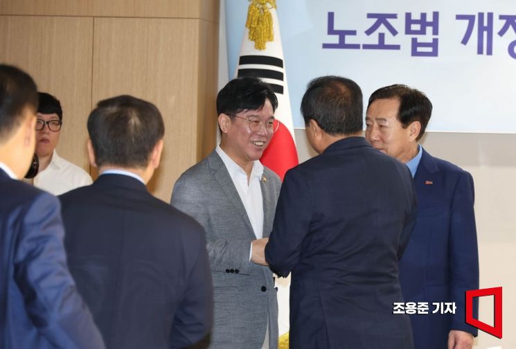 [포토] 중소기업인들과 악수하는 김영훈 장관