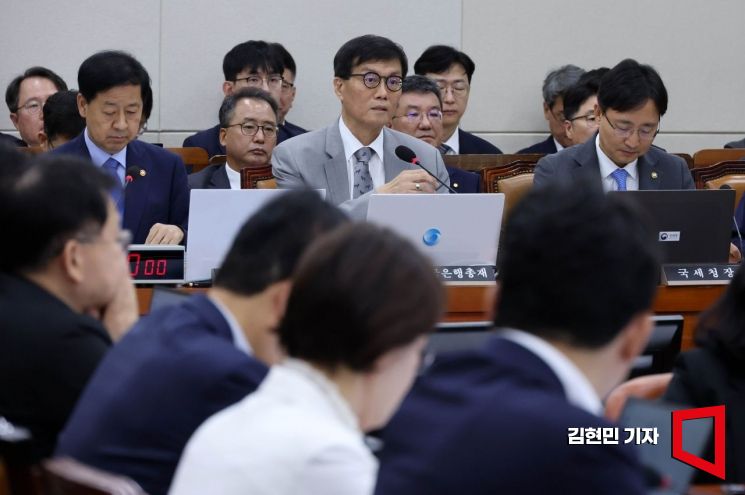 [포토] 이창용 "하반기 내수 중심 회복세…부동산 안정 지켜봐야"