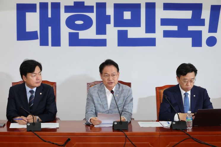 허영 더불어민주당 원내정책수석부대표(가운데) 연합뉴스