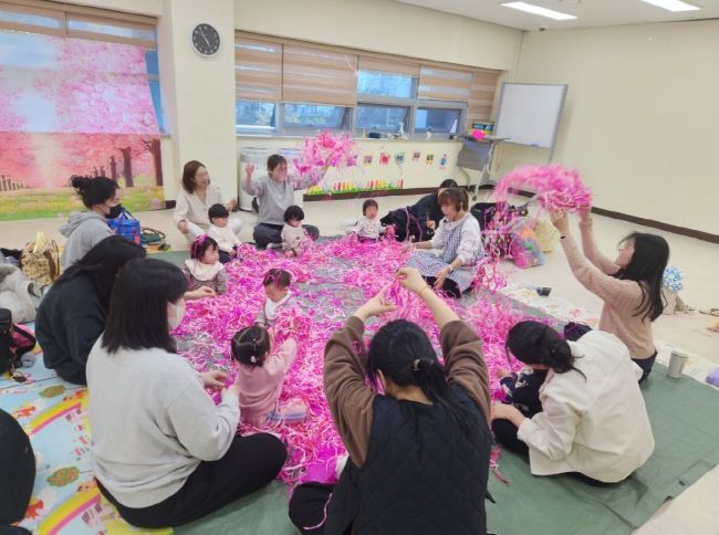 순천시가 순천형 보육사업에 10억6천600만원 투입한다. 순천시 육아종합지원센터, 오감 퍼포먼스 활동. 순천시 제공