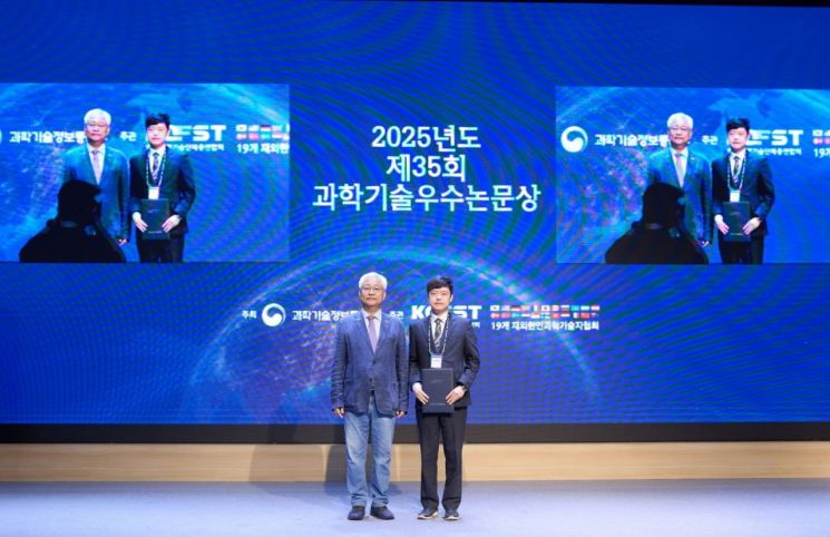 동아대 응용생물공학과 신용호 교수가 한국과총 과학기술우수논문상을 수상하고 기념 촬영하고 있다.  동아대 제공