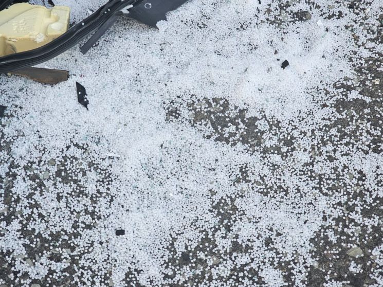 남해고속도로 쏟아진 플라스틱 밟은 SUV, 화물차 추돌 … 운전자 사망