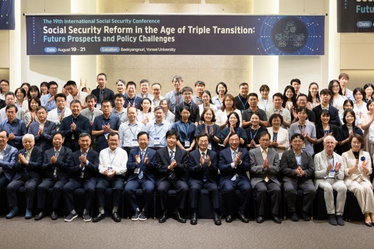 김동연 경기도지사가 19일 '제19회 국제 사회보장 학술대회'에 참석해 참석자들과 기념사진을 찍고 있다. 경기도 제공