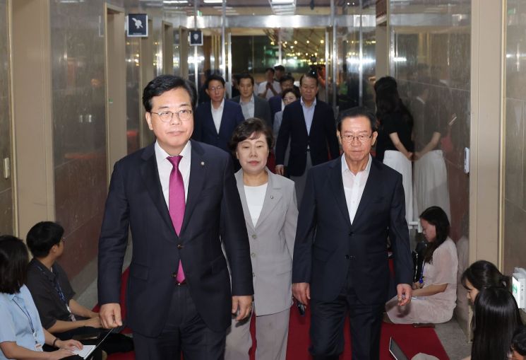 송언석 국민의힘 비상대책위원장 겸 원내대표를 비롯한 중진 의원들이 19일 국회에서 우원식 국회의장에게 본회의 개의 일정 조정 등을 요청하기 위해 국회의장실을 방문하고 있다. 연합뉴스