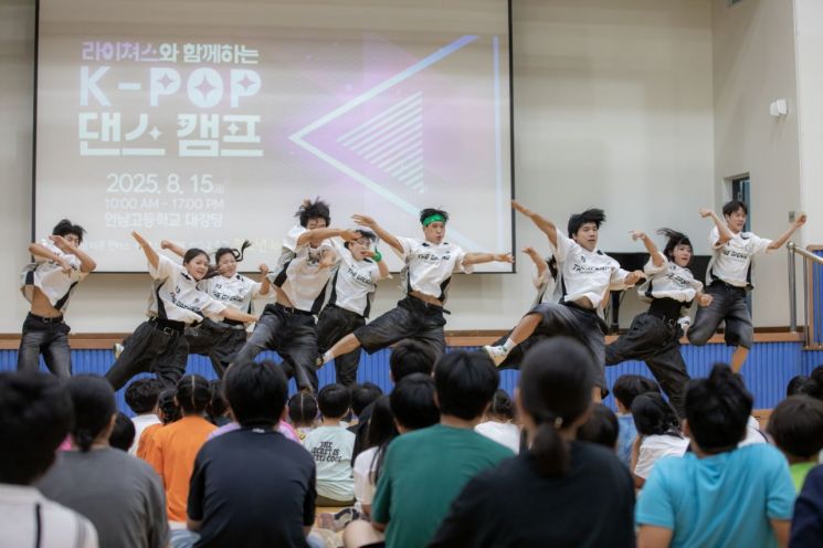 라이쳐스스타즈 댄스팀의 공연. 월드브릿지