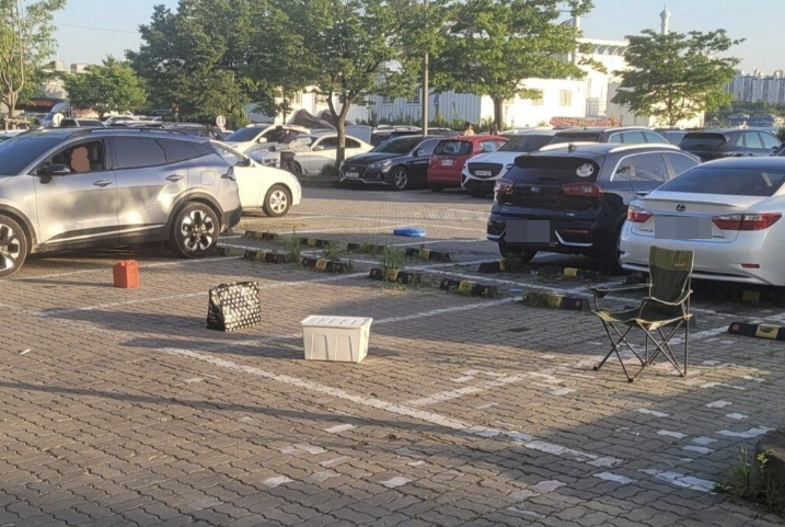 한강공원 주차장을 점령한 물건들. 온라인 커뮤니티 캡처