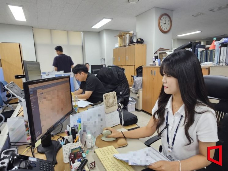 서울 강남경찰서 교통과 교통조사1팀 윤다미 순경(28)이 19일 민원을 처리하고 있다. 박승욱 기자