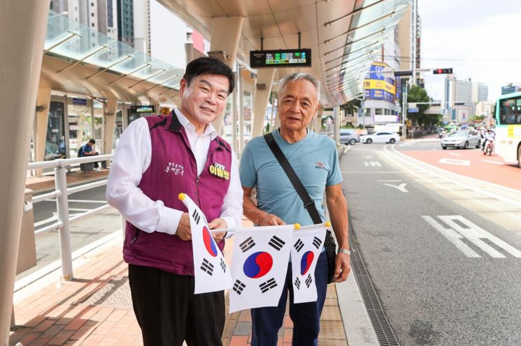 동대문구 왕산로를 방문한 허위 선생의 손자 허 블라디슬라브씨와 이필형 동대문구청장(왼쪽). 동대문구 제공.