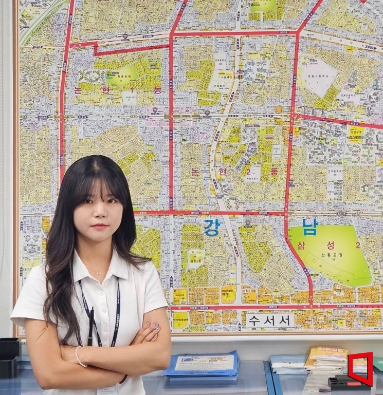 서울 강남경찰서 교통과 교통조사1팀 윤다미 순경(28)이 관내도 앞에서 포즈를 취하고 있다. 박승욱 기자