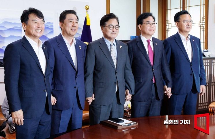 우원식 국회의장과 김병기 더불어민주당 원내대표, 송언석 국민의힘 비상대책위원장 겸 원내대표가 19일 국회에서 열린 의장 주재 여야 원내대표 회동에서 기념촬영을 하고 있다. 왼쪽부터 문진석 더불어민주당 원내운영수석부대표, 김 원내대표, 우 의장, 송 원내대표, 유상범 국민의힘 원내수석부대표. 2025.8.19 김현민 기자