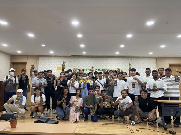 양산시 자원봉사센터, 이주노동자와 함께 ‘환경화분 만들기’