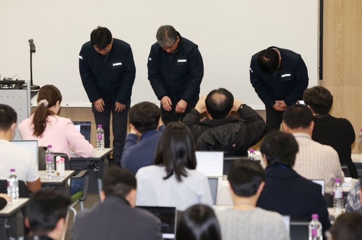 현대엔지니어링 주우정 대표이사를 포함한 임직원들이 지난 2월 28일 서울 종로구 본사 빌딩에서 열린 서울세종 고속도로 사고 관련 간담회에서 고개를 숙이며 사과하고 있다. 연합뉴스