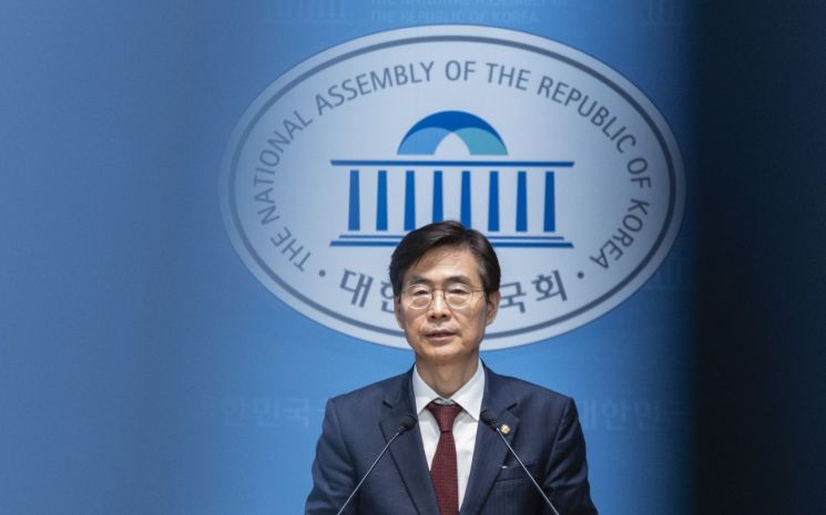 국민의힘 당 대표 후보인 조경태 의원이 18일 국회에서 당원들을 향한 기자회견을 하고 있다. 연합뉴스
