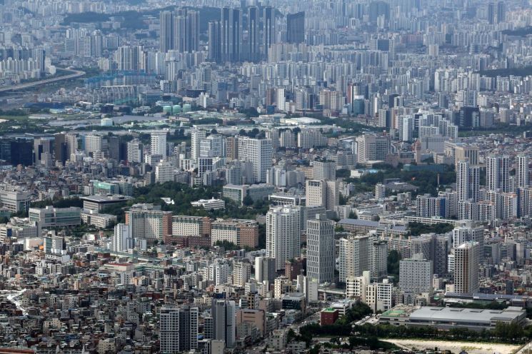 서울 송파구 롯데월드타워 전망대 서울스카이에서 바라본 서울 시내 아파트 및 빌라단지의 모습. 연합뉴스.