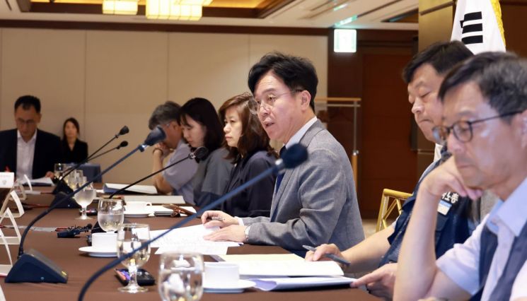 김영훈 고용노동부 장관이 19일 서울 중구 로얄호텔서울에서 열린 제3차 고용정책심의회에서 발언하고 있다. 고용부