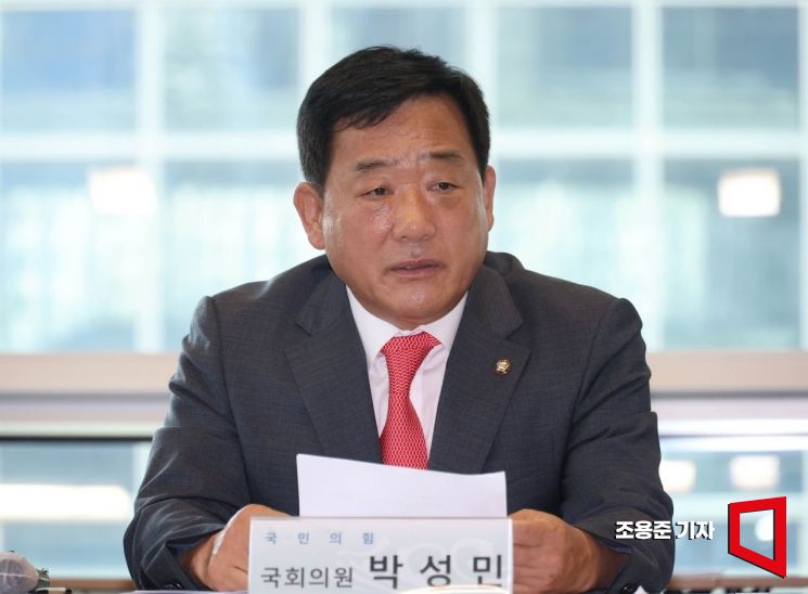박성민 국민의힘 의원이 지난 19일 서울 여의도 FKI타워에서 '위기의 석유화학산업, 그 돌파구를 찾다' 란 주제로 열린 울산 소재 석유화학기업 간담회에서 발언을 하고 있다. 2025.8.19 조용준 기자