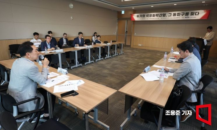 김기현 국민의힘 의원이 19일 서울 여의도 FKI타워에서 열린 '위기의 석유화학산업, 그 돌파구를 찾다' 간담회에서 발언을 하고 있다. 조용준 기자