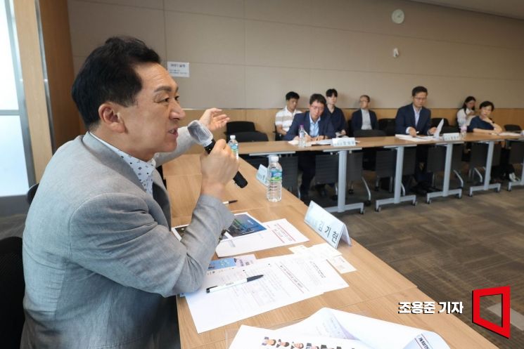김기현 국민의힘 의원이 19일 서울 여의도 FKI타워에서 '위기의 석유화학산업, 그 돌파구를 찾다'라는 주제로 열린 울산 소재 석유화학기업 간담회에서 발언하고 있다. 조용준 기자
