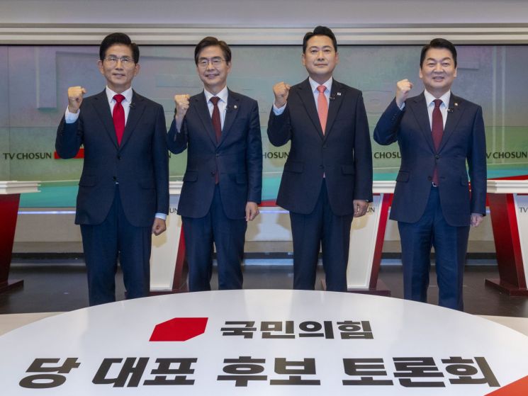 국민의힘 당 대표 선거에 출마한 후보들이 19일 서울 중구 TV조선 스튜디오에서 열린 6차 전당대회 3차 텔레비전 토론회에 앞서 파이팅을 외치고 있다. 연합뉴스