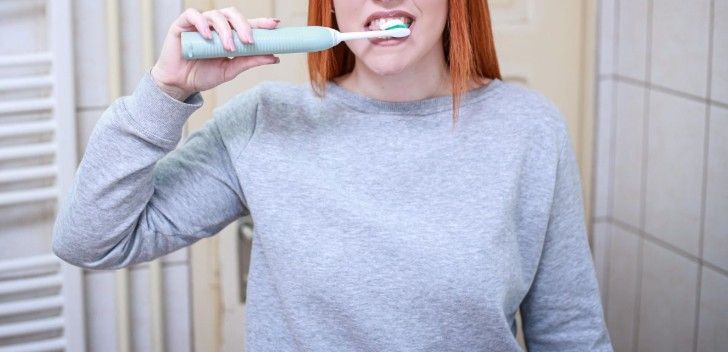 아침 식사를 한다는 가정 하에 한 번만 양치를 한다면, 식사 전에 하는 게 좋다는 전문가의 주장이 나왔다. 픽사베이