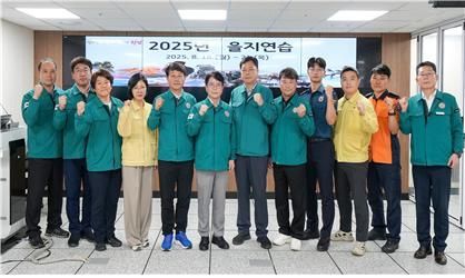 하남시의회는 19일 ‘2025 을지연습’ 전시종합상황실을 방문해 을지연습 훈련 상황을 참관하고 관계자들을 격려한 후 기념촬영을 하고 있다. 하남시의회 제공
