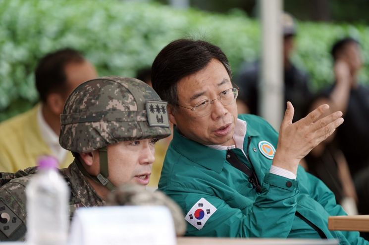 신상진 성남시장이 국가중요시설 테러대비 통합대응훈련에 참석해 훈련 상황을 점검하고 있다. 성남시 제공