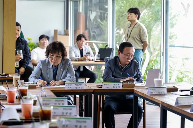 김덕현 연천군수가 지난 14일 전곡선사박물관에서 열린 ‘2029 연천 세계 구석기 엑스포’ 기본계획 수립용역 중간보고회에 참석한 관계자들이 의견을 나누고 있다. 연천군 제공