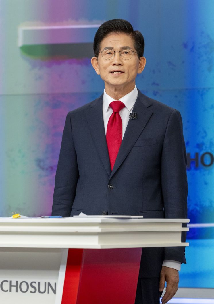 국민의힘 당 대표 선거에 출마한 김문수 후보가 19일 서울 중구 TV조선 스튜디오에서 열린 6차 전당대회 3차 텔레비전 토론회에 참석해 시작을 기다리고 있다. 연합뉴스