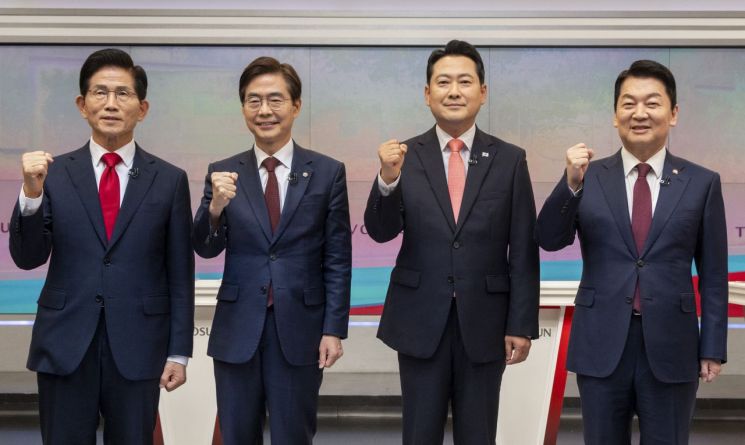 국민의힘 당 대표 선거에 출마한 후보들이 19일 서울 중구 TV조선 스튜디오에서 열린 6차 전당대회 3차 텔레비전 토론회에 앞서 파이팅을 외치고 있다. 연합뉴스