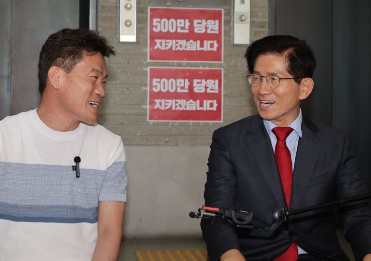 한국사 강사 전한길 씨가 18일 서울 여의도 국민의힘 중앙당사를 찾아 농성 중인 김문수 당 대표 후보와 웃으며 대화를 나누고 있다. 연합뉴스