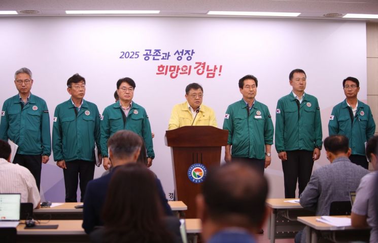 박명균 경남도 행정부지사가 집중호우 피해 복구비와 복구 계획 등을 발표하고 있다. 이세령 기자