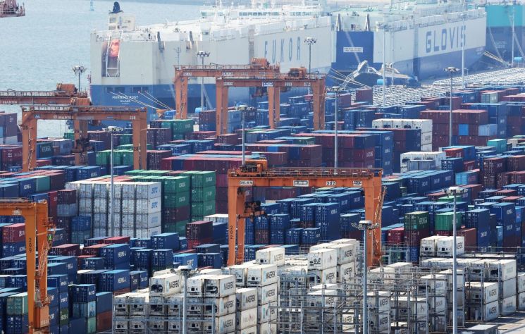 경기도 평택항에 컨테이너가 쌓여 있다. 연합뉴스