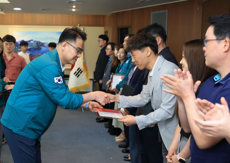 오언석 도봉구청장이 19일 건축과 김창완 팀장에게 표창을 전달하고 있다. 도봉구 제공.