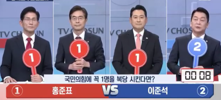 19일 오후 국민의힘 당대표 후보 TV토론에서 '홍준표 전 대구시장과 이준석 개혁신당 대표 중 누구를 복당 시키고 싶냐'는 물음에 안철수 후보만이 '이준석'이라고 답했다. TV조선