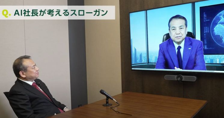 나카지마 타츠 SMBC그룹 대표(왼쪽)가 AI 나카지마 타츠 대표와 대화를 하고 있다. SMBC 유튜브