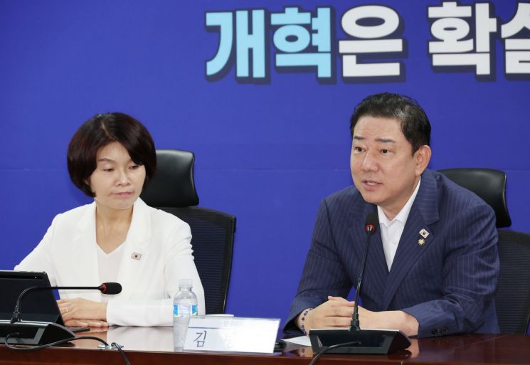 20일 서울 여의도 국회 의원회관에서 열린 새정부 경제성장전략 관련 당정 협의에서 김병기 더불어민주당 원내대표가 발언하고 있다. 연합뉴스