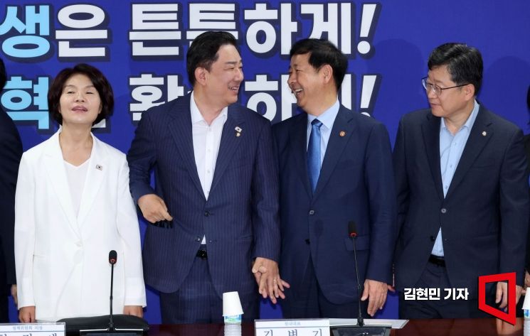 [포토] 손잡고 대화하는 김병기-구윤철