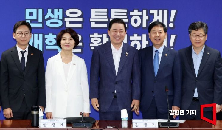 김병기 더불어민주당 원내대표와 구윤철 경제부총리 겸 기획재정부 장관 등이 20일 국회 의원회관에서 열린 새정부 경제성장전략 당정협의에서 기념 촬영을 하고 있다. 왼쪽부터 배경훈 과학기술정보통신부 장관, 한정애 정책위의장, 김 원내대표, 구 부총리, 안호영 국회 환경노동위원장. 2025.8.20 김현민 기자