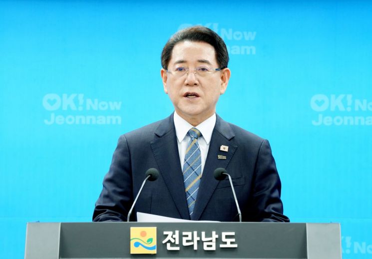 김영록 전라남도지사가 19일 오후 도청 브리핑룸에서 “정부가 대한민국 석유화학산업의 중심지인 여수시를 ‘고용위기 선제대응지역’으로 지정한 것을 온 도민과 함께 환영한다”고 밝히고 있다. 전남도 제공